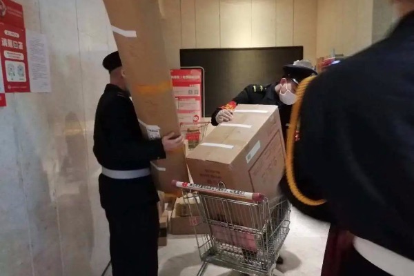 金科服務(wù)員工為業(yè)主送快遞上門(mén)。金科服務(wù)供圖