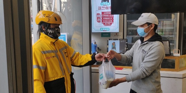 金科中心悅fun弄堂咪道為外賣騎手免費送去豆?jié){和油條。金科商業(yè)供圖