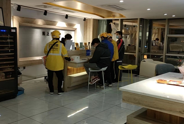 外賣員、快遞員在愛心酒店辦理入住。蔣女士供圖