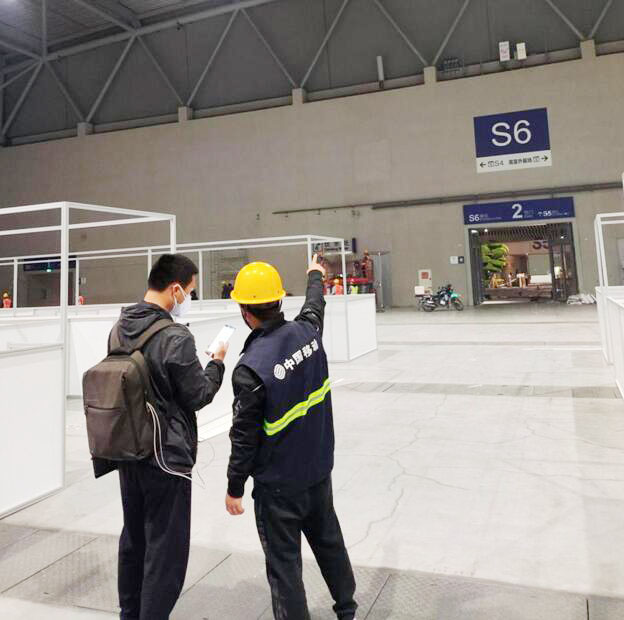 重慶移動(dòng)網(wǎng)絡(luò)建設(shè)維護(hù)人員在國(guó)博中心悅來方艙醫(yī)院開展網(wǎng)絡(luò)測(cè)試。重慶移動(dòng)公司供圖