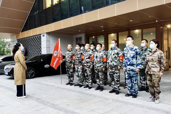 沙坪壩區(qū)退役軍人紅巖志愿服務(wù)隊(duì)集合完畢。受訪單位供圖