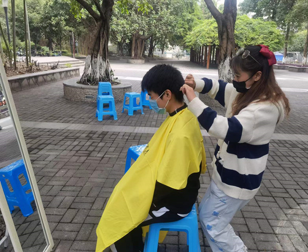 志愿服務“理發(fā)站”現(xiàn)場。重慶理工大學供圖