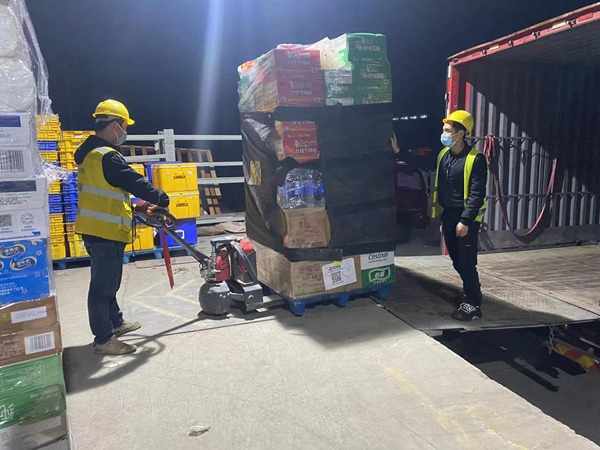 交運集團萬運公司全力保障供應鏈暢通，科學調(diào)配合理組織運力，確保城市居民日常生活需求物品供應。重慶交運集團供圖