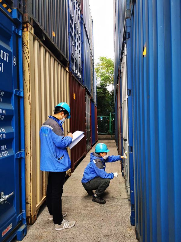 渝新歐公司現(xiàn)場調(diào)度中心員工正在進行班列發(fā)運前的準備工作，核對集裝箱箱號和海關(guān)封號，并檢查集裝箱箱況。重慶交運集團供圖