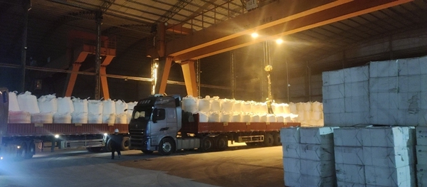 公運納溪溝港口，大貨車運來滿車的肥料貨品在有序出庫裝車，力爭準時到達客戶手中，確保民生農(nóng)業(yè)用品供應充足。重慶交運集團供圖