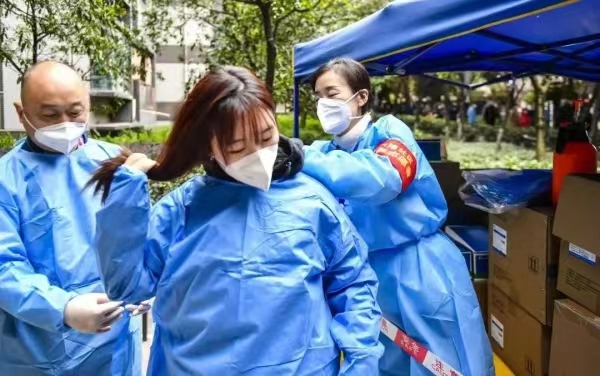 父女倆為參與防控工作做準(zhǔn)備。南岸區(qū)融媒體中心供圖