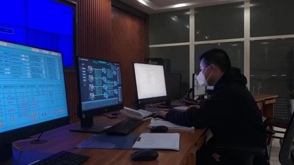 重慶水投集團職工堅守崗位調(diào)度供水。重慶水投集團供圖