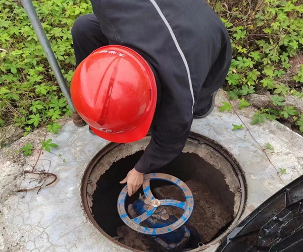 重慶水投集團檢修人員正在巡檢管線閥門。重慶水投集團供圖