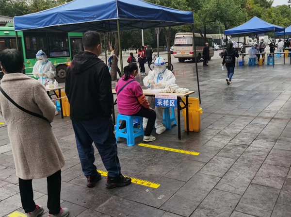 重慶水投集團黨員干部參加社區(qū)疫情防控志愿服務(wù)。重慶水投集團供圖