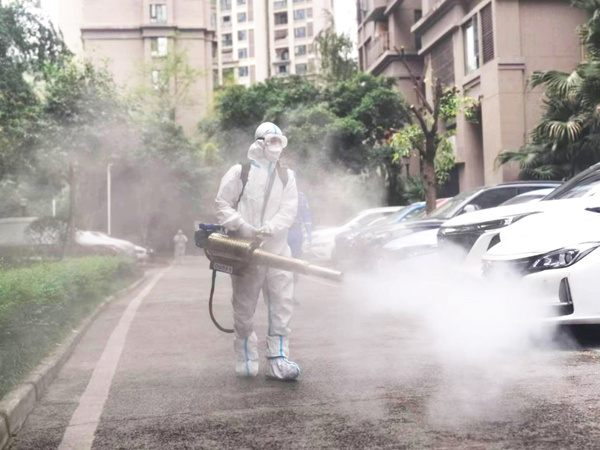 物業(yè)人員正在進(jìn)行消殺。重慶龍湖供圖