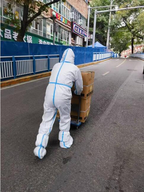 巴渝民宿集團所屬渝地物業(yè)公司嘉和苑項目工作人員配合社區(qū)運送醫(yī)療物資。渝地物業(yè)供圖