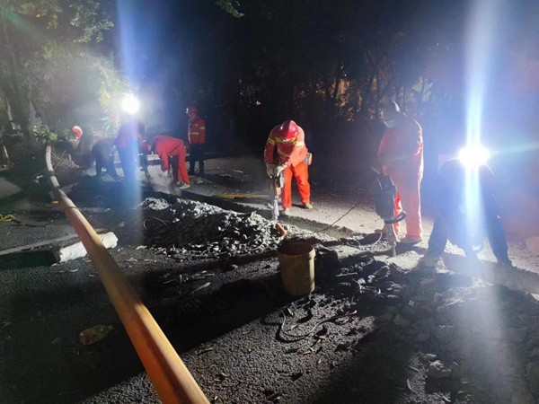 搶建南坪會(huì)展中心方艙燃?xì)獍惭b工程。重慶能源集團(tuán)供圖