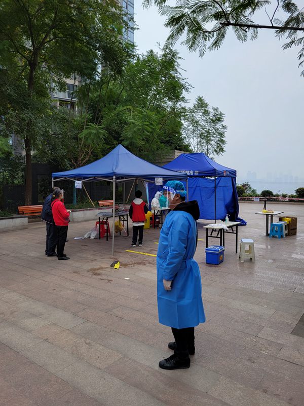 重慶能源集團(tuán)職工參加防疫志愿服務(wù)。李朋攝