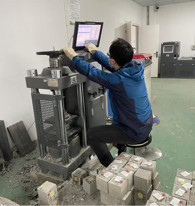 市建科院檢測中心江南分中心實驗室抓緊推進重慶市重點工程質(zhì)量檢測工作。市建科院檢測中心供圖