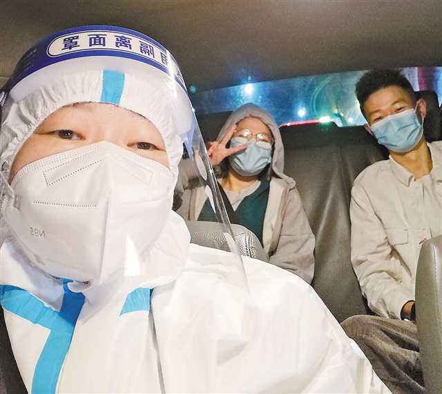 “雷鋒的士”駕駛員王斌（左）為疫情防控期間被轉(zhuǎn)運(yùn)人員提供駕乘服務(wù)。（受訪者供圖）