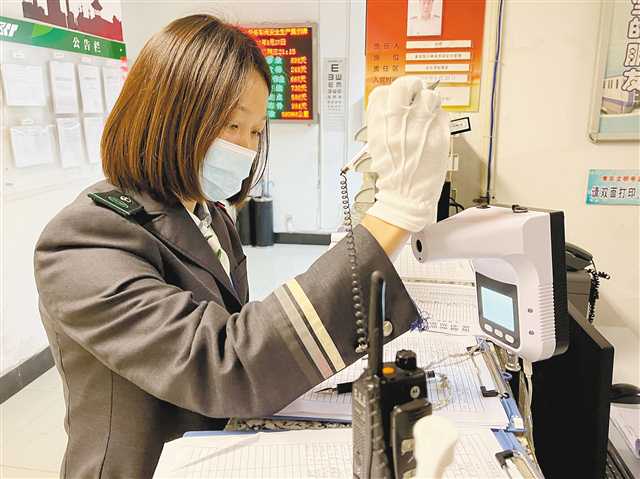 重慶軌道集團(tuán)運(yùn)營三公司電動列車司機(jī)蘭漫漫上班前做準(zhǔn)備工作。（受訪者供圖）