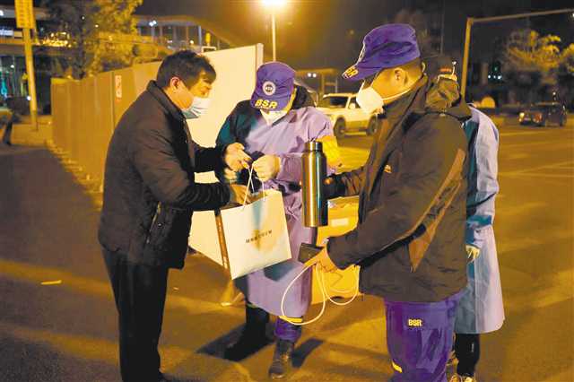 熱心市民為值守巴南大道路口的志愿者送來熱茶和水果。（受訪者供圖）