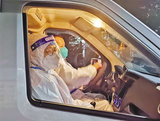 九龍坡區(qū)石坪橋街道冶金村社區(qū)書記鄧文竹在協(xié)助轉(zhuǎn)運(yùn)患者。（石坪橋街道供圖）