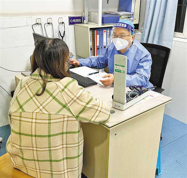 南岸區(qū)人民醫(yī)院內(nèi)科醫(yī)生荊海正在接診。記者 李志峰 攝/視覺重慶