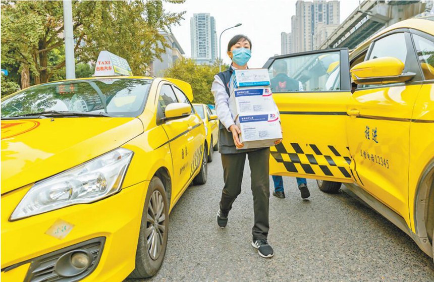 11月16日，“雷鋒的士”工作人員在送防疫物資。通訊員 劉紀(jì)湄 攝/視覺重慶
