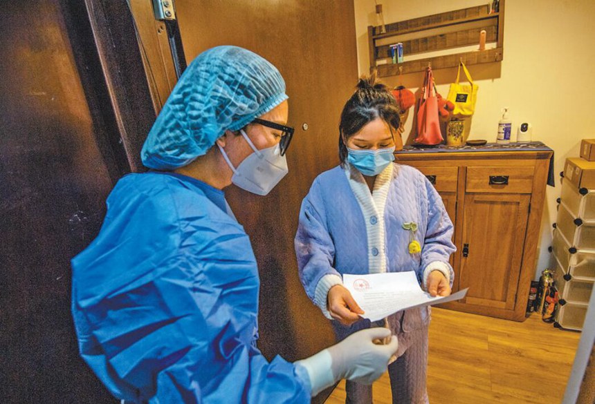 11月13日，南岸區(qū)銅元局街道梨支園社區(qū)亞太商谷小區(qū)，青年志愿者正上門為轄區(qū)孕婦服務(wù)。記者 鄭宇 攝/視覺重慶