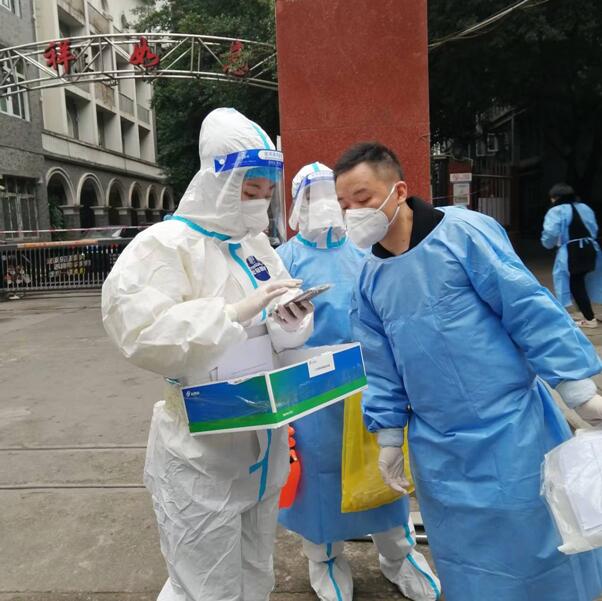 趙瀟（左一）在工作中。受訪者供圖