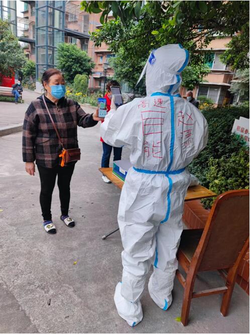 趙瀟為居民掃碼登記。受訪者供圖