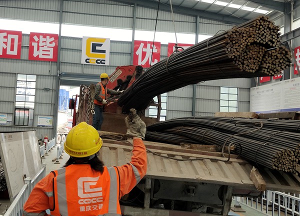 調運鋼材。丁衛(wèi)林攝