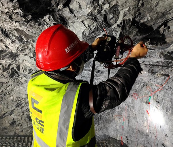 瓦斯檢測人員正在開展炮前瓦斯檢測。丁衛(wèi)林攝