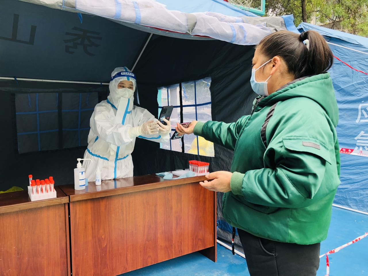 志愿者溫馨（左一）正進(jìn)行信息采集。楊帆 攝。