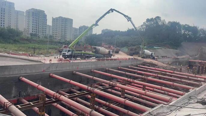 城軌快線(xiàn)15號(hào)線(xiàn)根據(jù)鋼材、混凝土、砂石等材料存量情況，動(dòng)態(tài)調(diào)整工程施工時(shí)序，禮學(xué)路站正進(jìn)行底板混凝土澆筑施工。重慶交通開(kāi)投集團(tuán)供圖