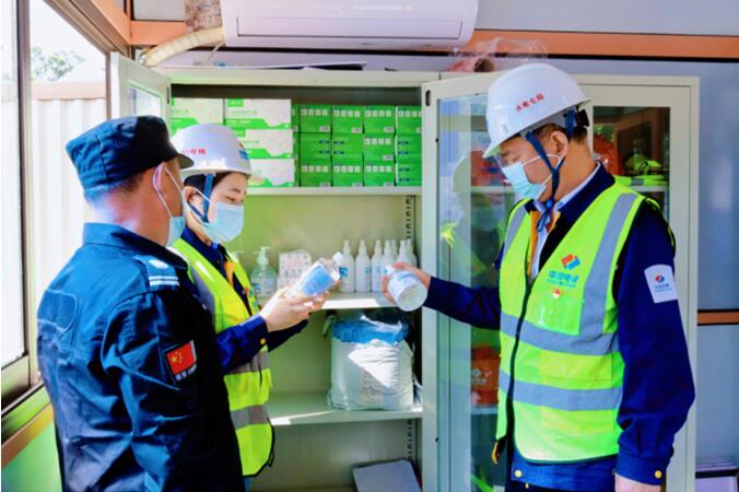 城軌快線(xiàn)27號(hào)線(xiàn)土建4標(biāo)項(xiàng)目部開(kāi)展防疫物資專(zhuān)項(xiàng)檢查。重慶交通開(kāi)投鐵路集團(tuán)供圖