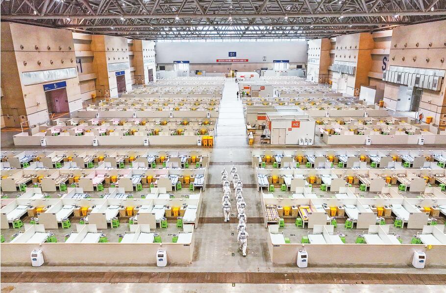 十一月十七日，重慶國際博覽中心悅來方艙醫(yī)院S1號方艙投用，醫(yī)護(hù)人員有序入艙。記者 鄭宇 攝\視覺重慶