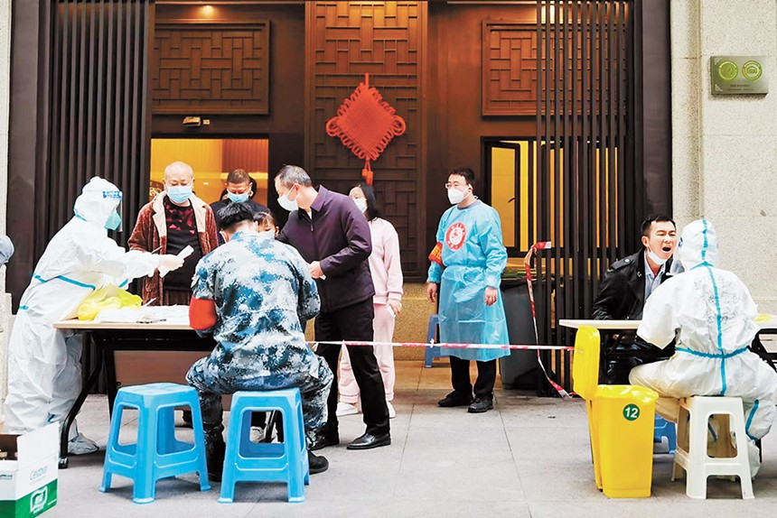 沙坪壩區(qū)退役軍人紅巖志愿服務(wù)隊(duì)為小區(qū)居民采集核酸樣本。（沙坪壩區(qū)退役軍人事務(wù)局供圖）