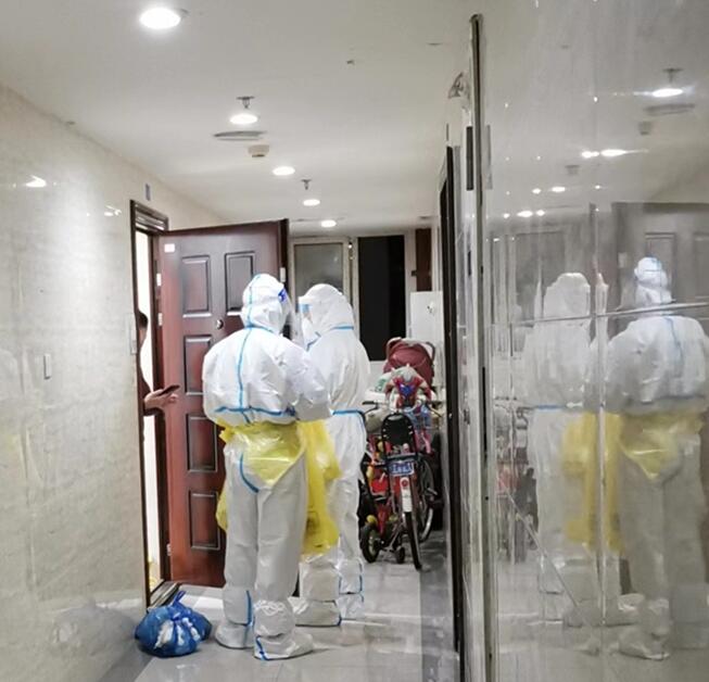 志愿者上門做核酸。重慶高速集團供圖