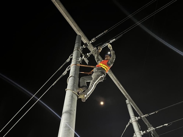 張江峰在環(huán)線羅家壩道岔區(qū)進(jìn)行接觸網(wǎng)綜合檢修。交通開(kāi)投軌道集團(tuán)供圖