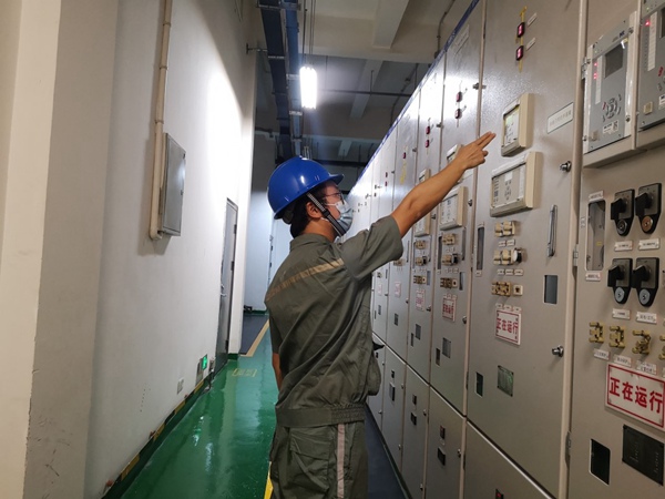 劉洋俊在檢查供電設(shè)備。交通開(kāi)投軌道集團(tuán)供圖