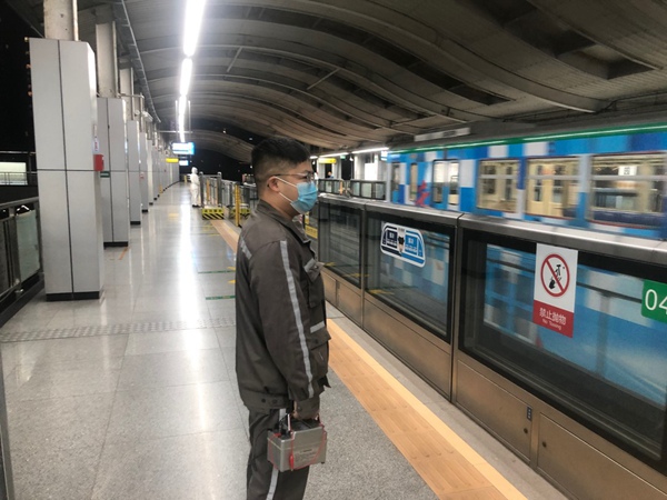 朱迪在對(duì)車站安全門進(jìn)行巡查。交通開(kāi)投軌道集團(tuán)供圖