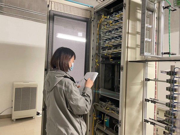 曹宏在檢查信號(hào)設(shè)備。交通開(kāi)投軌道集團(tuán)供圖