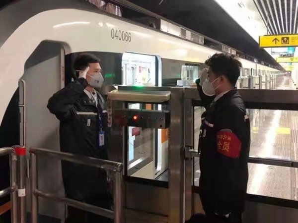 賀喜（左）正在交接班。交通開(kāi)投軌道集團(tuán)供圖