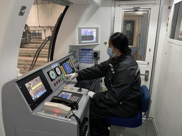 唐小琳在駕駛列車。交通開(kāi)投軌道集團(tuán)供圖