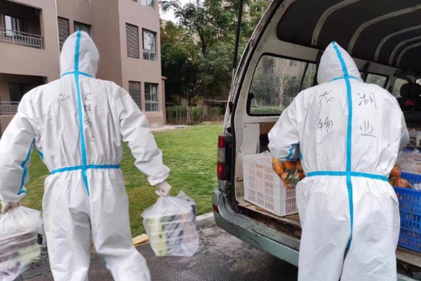 龍湖物業(yè)疫情防控志愿者積極投身疫情防控工作中。重慶市房地產(chǎn)業(yè)協(xié)會(huì)供圖