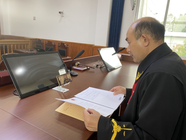 法官在線開庭。閆洋攝