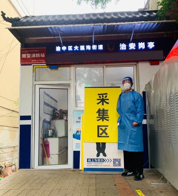 志愿者廖克力在防疫一線。受訪者供圖