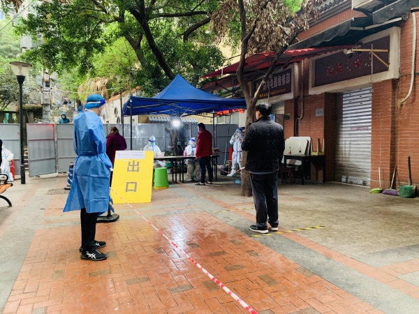 志愿者廖克力（左）在防疫一線。受訪者供圖