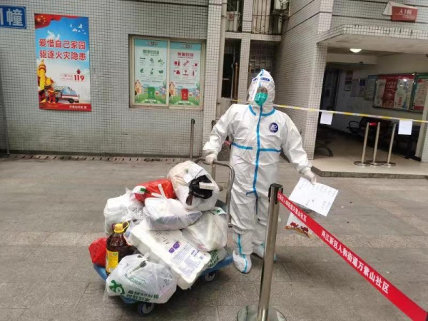 兩江新區(qū)志愿者為居民們搬運物質(zhì)。兩江新區(qū)人和街道萬紫山社區(qū)供圖