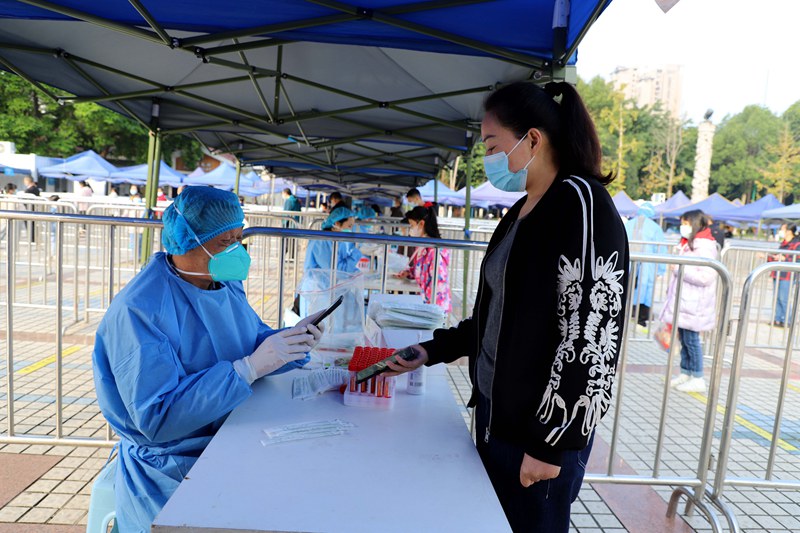 11月16日，張家才在大足區(qū)宏聲廣場(chǎng)核酸采樣點(diǎn)進(jìn)行信息錄入工作。通訊員 譚顯全 攝