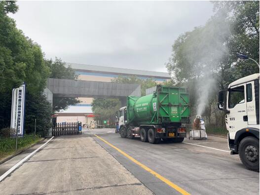 三峰豐盛公司工作人員對入廠車輛進(jìn)行病毒消殺。三峰環(huán)境集團(tuán)供圖