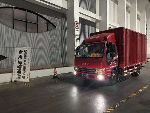 車輛從三峰御臨公司專用通道進(jìn)出廠區(qū)。三峰環(huán)境集團(tuán)供圖