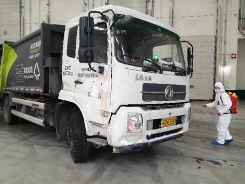 永川三峰公司工作人員開展消殺工作。三峰環(huán)境集團(tuán)供圖